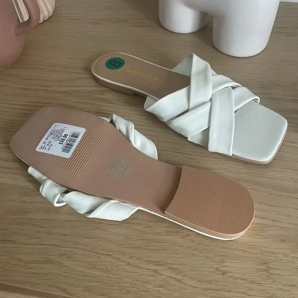 BNWT ⭐️ White flat sandals size 8 - Picture 2 of 2